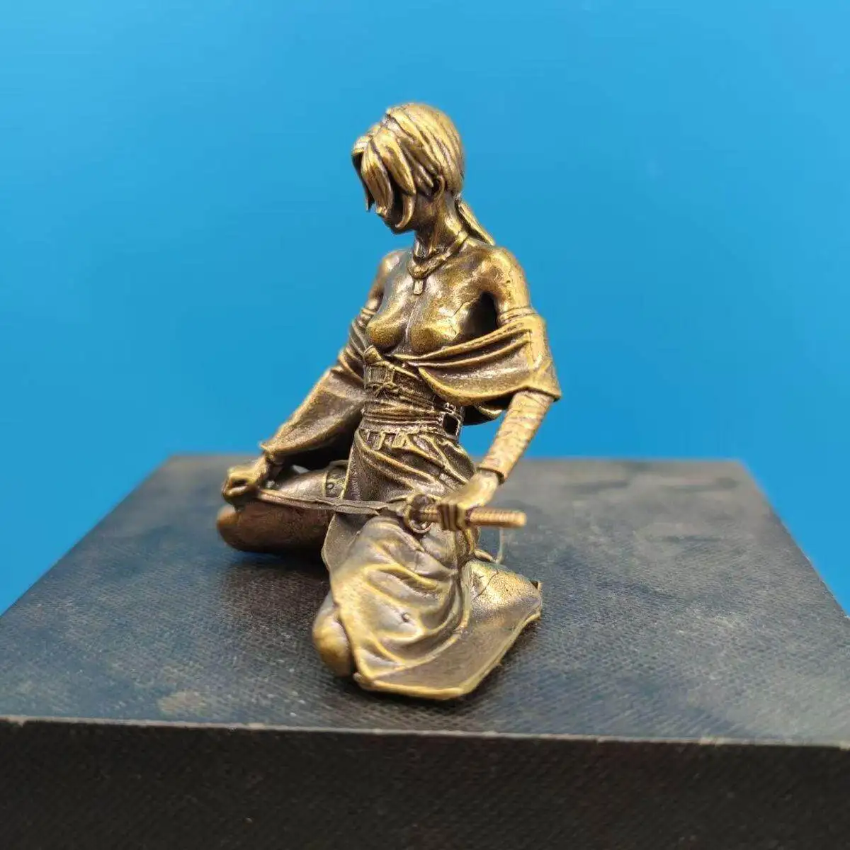 58mm Solid Brass Female Warrior Leisha Figurine Kneeling Sword Lady Dark Queen Style Statue Car Desktop Collectible Art Ornament