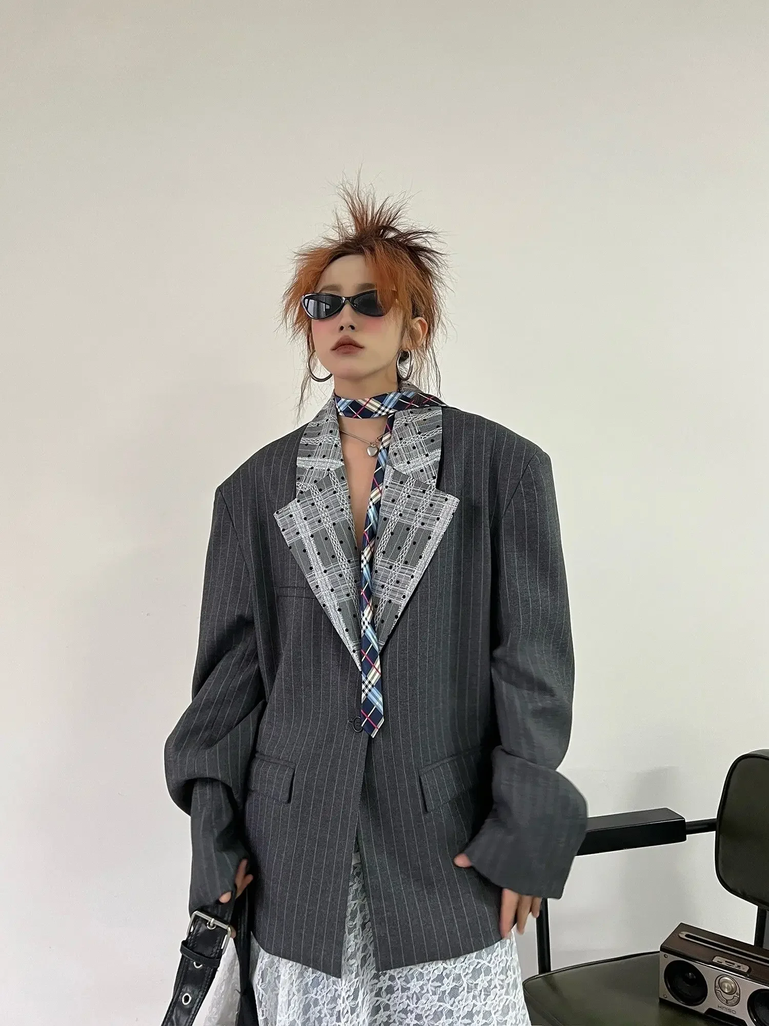 بدلة خريف جديدة لخريف 2025 ذات ياقة من الدانتيل بتصميم عالي سترة غير رسمية مخططة باللون الرمادي للنساء