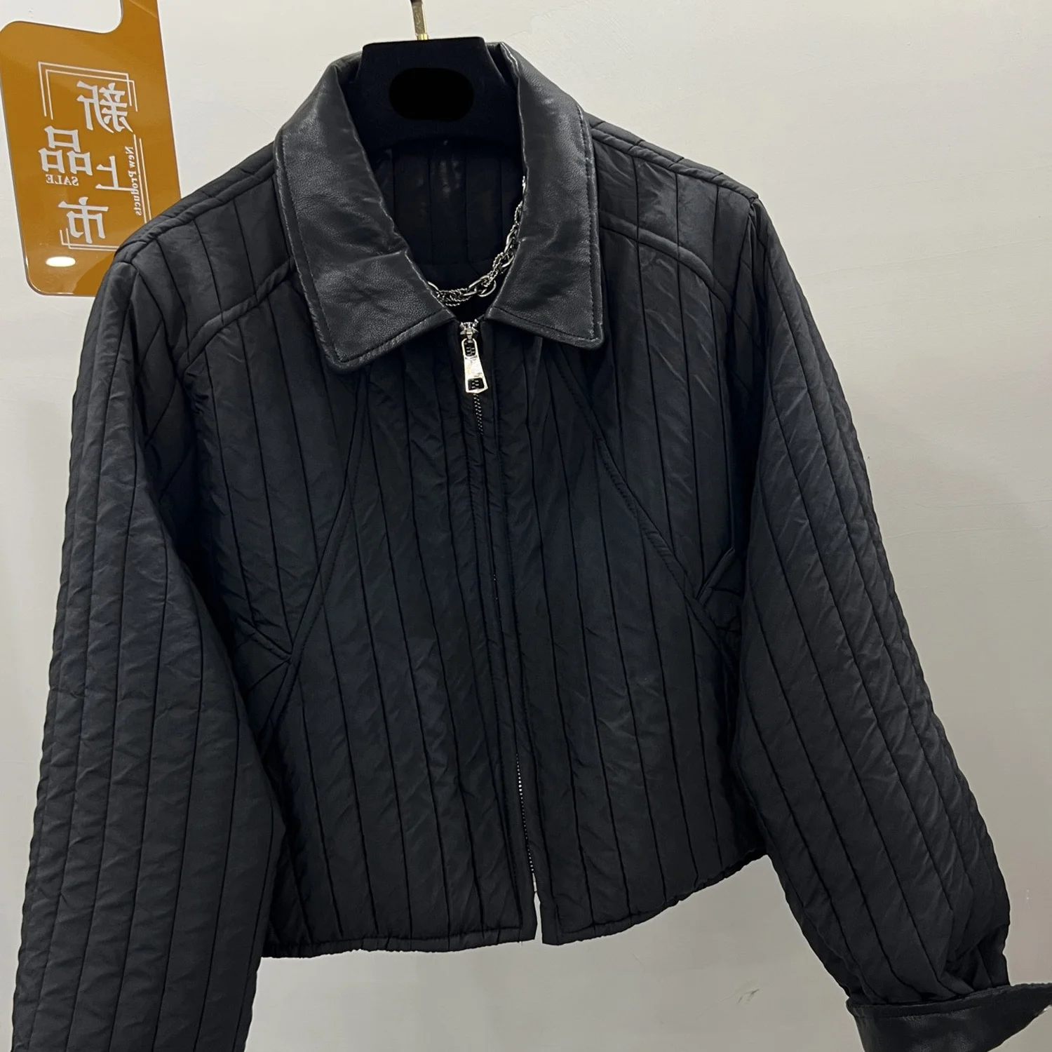 Cienka bawełniana kurtka damska z skórzanym kołnierzem, krótki płaszczyk, europejska moda jesień-zima, nowa, modna, uniwersalna odzież, trendy.