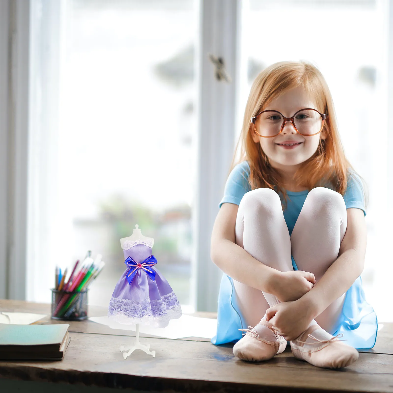 

Набор из 6 миниатюрных подставок для одежды (для кукол до половины тела), компактный дизайн, идеально подходит для декорации миниатюрных сцен, долговечные.