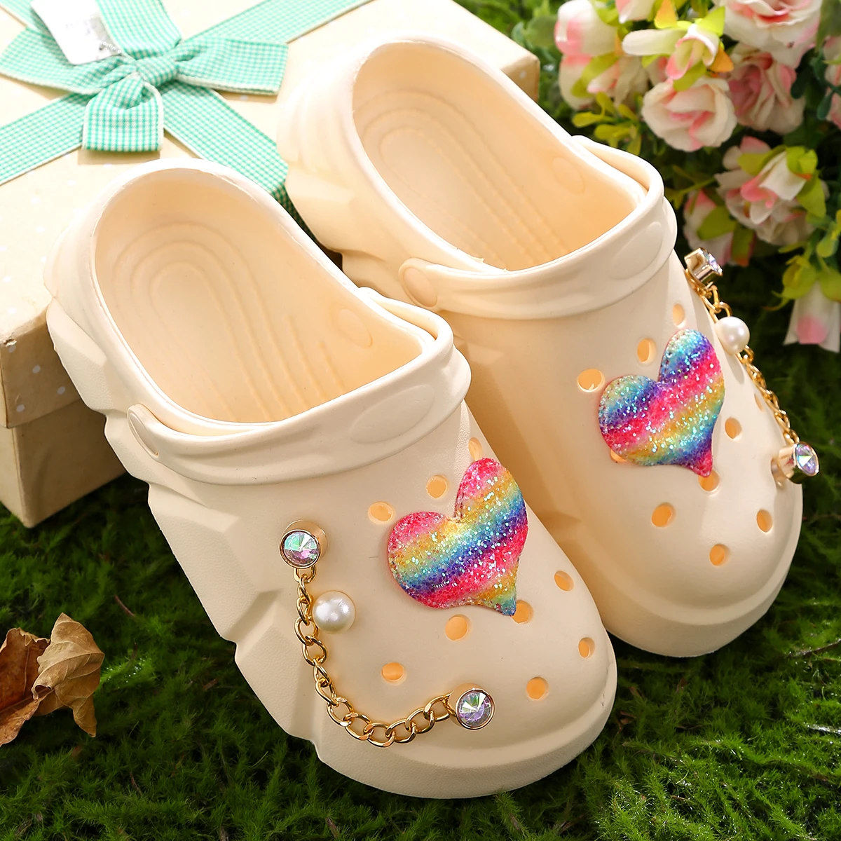 Casual girls clogs with heart decorations, quick-drying, lightweight and non-slip clogs, suitable for indoor and outdoor showers