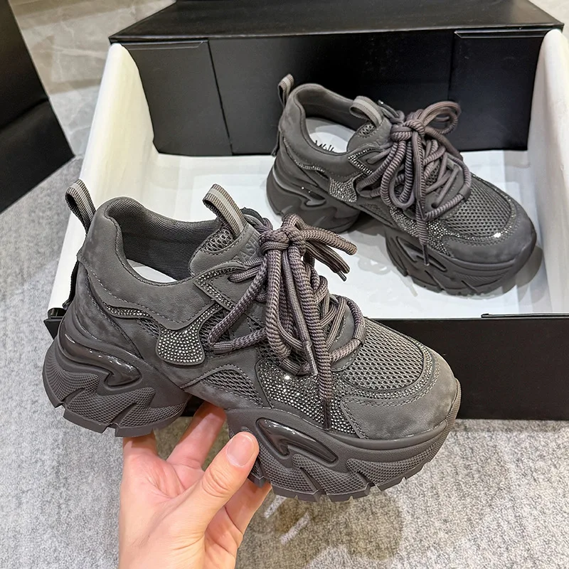 

Женские кроссовки 2026 Весна-Осень, спортивные кеды для студенток, популярные в интернете, повседневные, на толстой подошве, однотонные