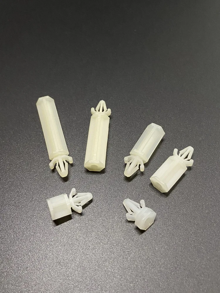 100 قطع PA66 المواد اللون الطبيعي 4 مللي متر ثقب الاستخدام لوحة دارات مطبوعة قوس طوقا رئيس واحد عزل العمود فاصل الدعم