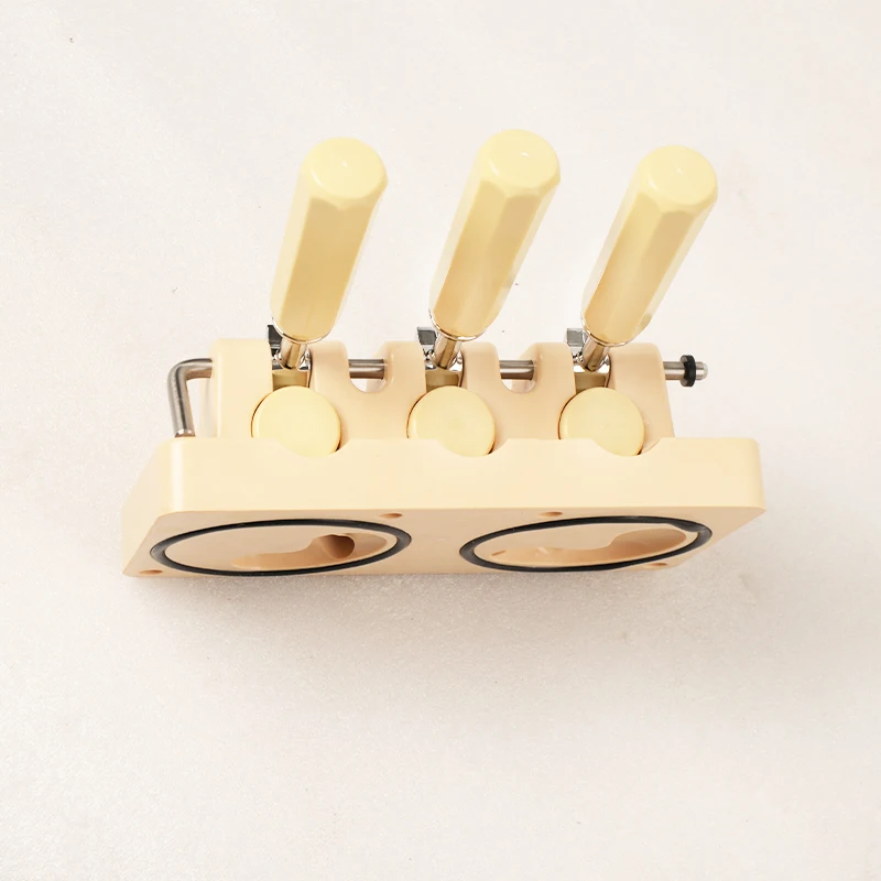 Parti del pannello frontale della macchina per il gelato Soft Serve Carpigiani - Valvole, maniglie, raccordi per porte facciali con valvola erogatrice Soft Serve con