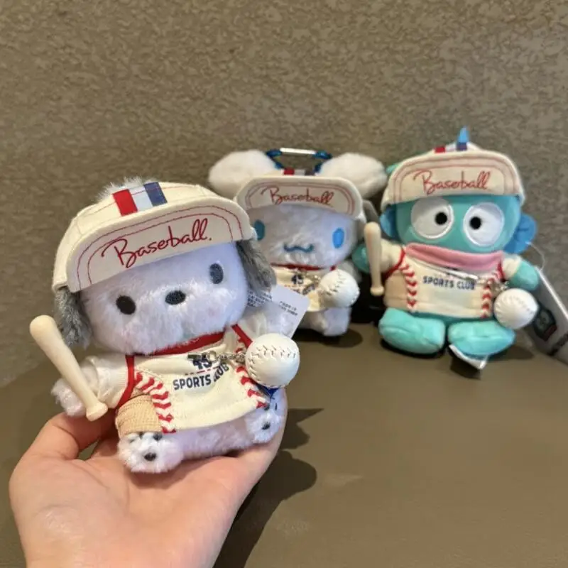 

Плюшевый кулон Sanrio с героями мультфильмов Kawaii Cinnamoroll Pochacco, спортивный набор, плюшевый кулон, студенческая сумка, кулон, кукла, брелок