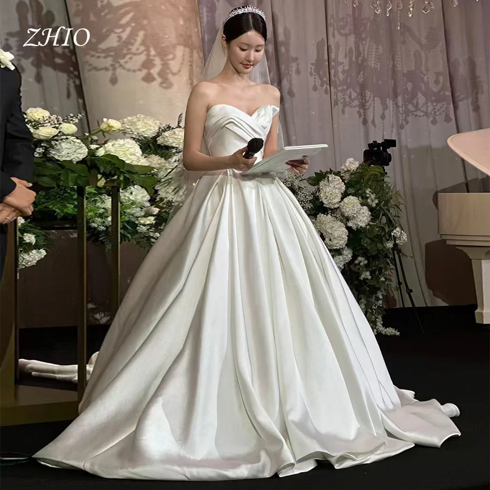 Elegancka suknia ślubna ZHIO, dekolt w serduszko, fason litery A, tren zamiatający, kolor ecru, tafta, styl koreański, sesja zdjęciowa, suknia na przyjęcie weselne, szyta na miarę 웨딩드레스