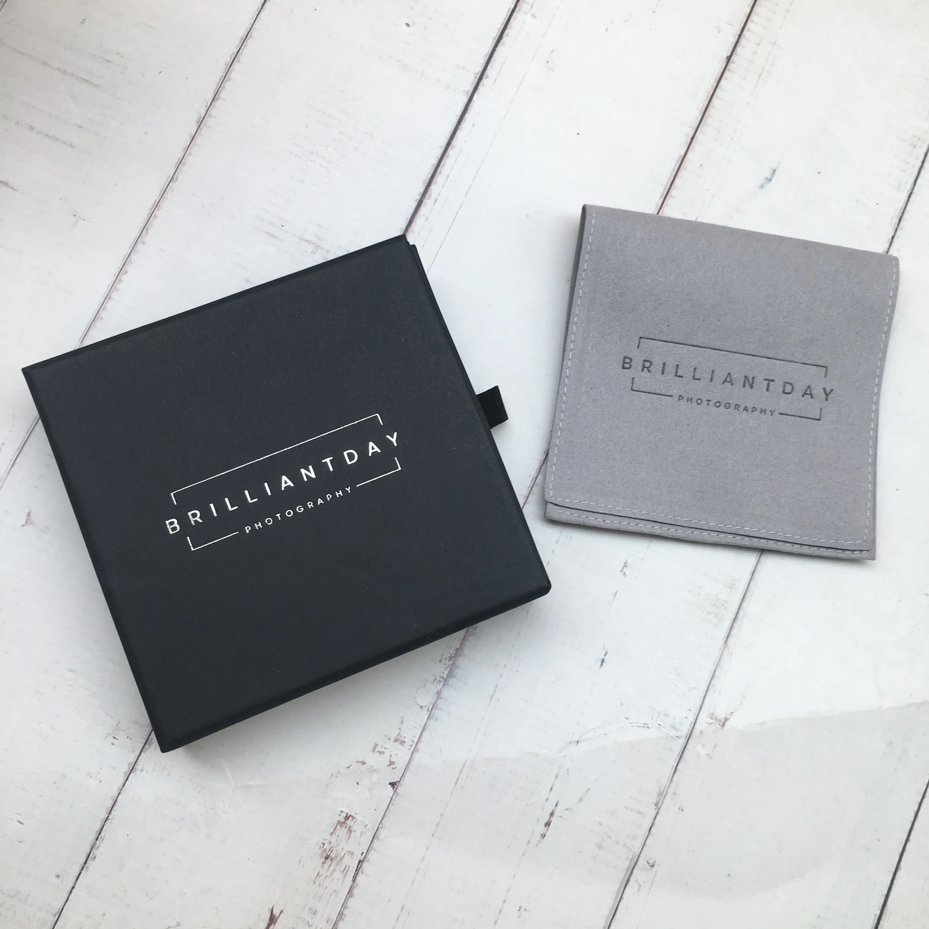 

100Sets Personalized Christmas Green Paper Drawer Box Inside With Custom Logo Envelope Jewelry Microfiber Flap Bag Package Pouch