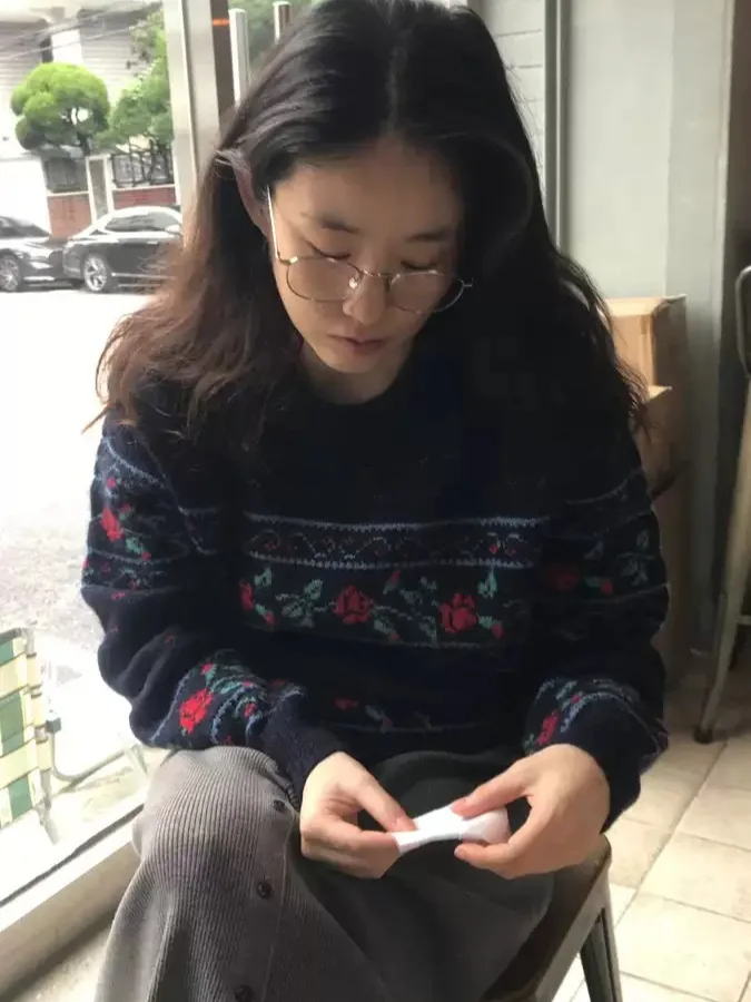 Morbido e accogliente maglione lavorato a maglia da donna sciolto motivo floreale vintage Dongdaemun Siene Rose ricamo lungo Sve rotondo Ne Top