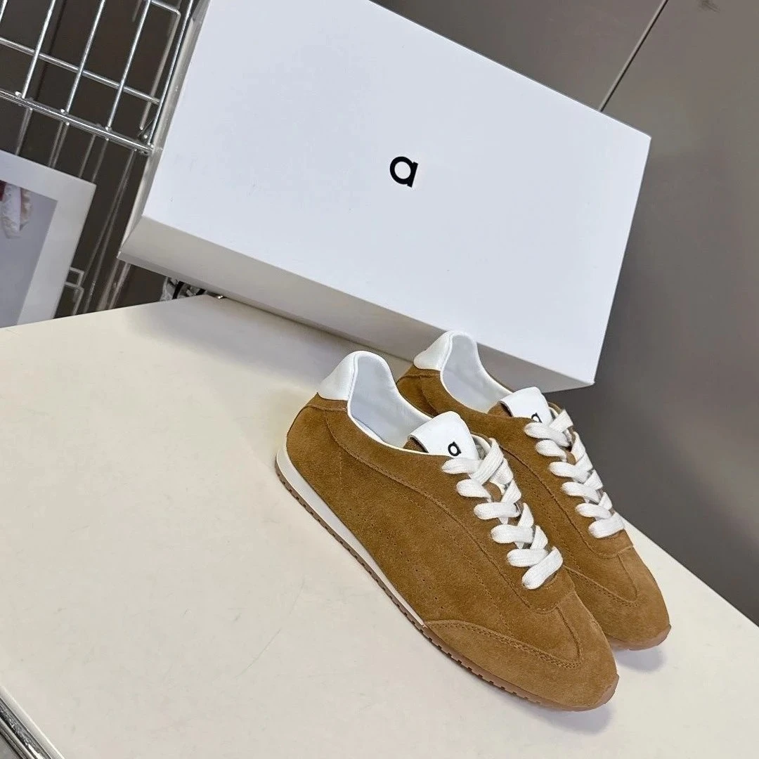 European-style Women's White Sneakers. 2026 Summer New Men's Sports Shoes. Retro Casual Flat Sports Shoes, Versatile Shoes.
