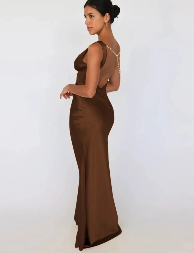 ชุดเดรสยาวผ้าซาตินสำหรับผู้หญิง แขนกุด คอวี แต่งผ้าแบบ Patchwork  รัดรูป  ประดับมุก  โชว์หลัง  ชุดราตรีหรูหราสำหรับงานเลี้ยง