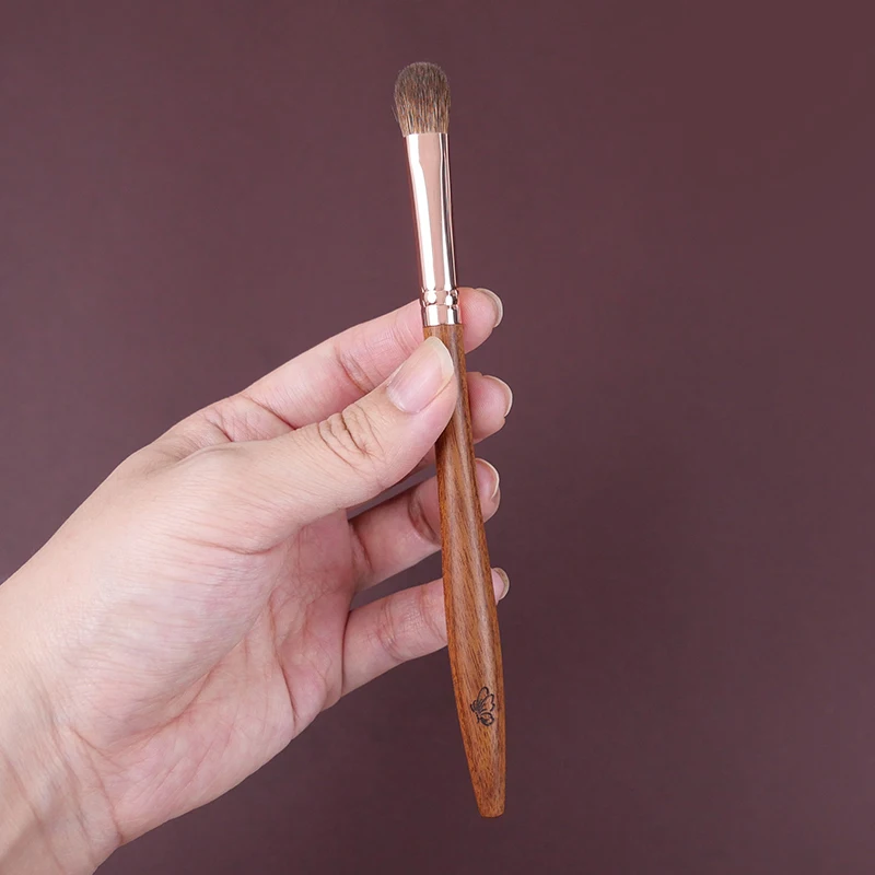 Wysokiej klasy pędzel do makijażu ze włosia zwierzęcego; delikatny w dotyku, naturalny uchwyt z litego drewna; do użytku pod oczy.