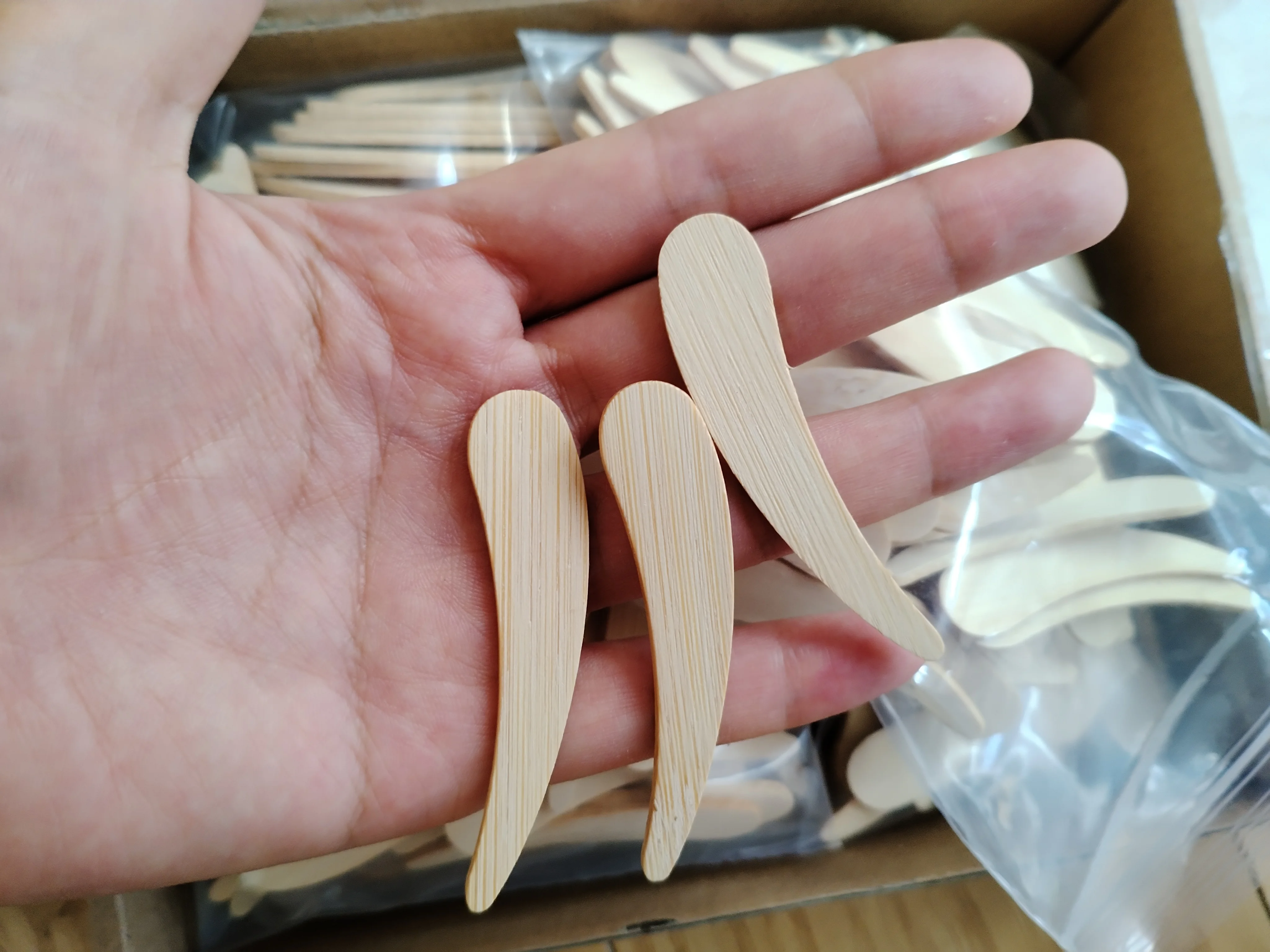 50 Uds Mini espátula para máscara de bambú venta al por mayor crema facial cosmética cucharas pequeñas cuchara plana espátulas de maquillaje de madera Natural