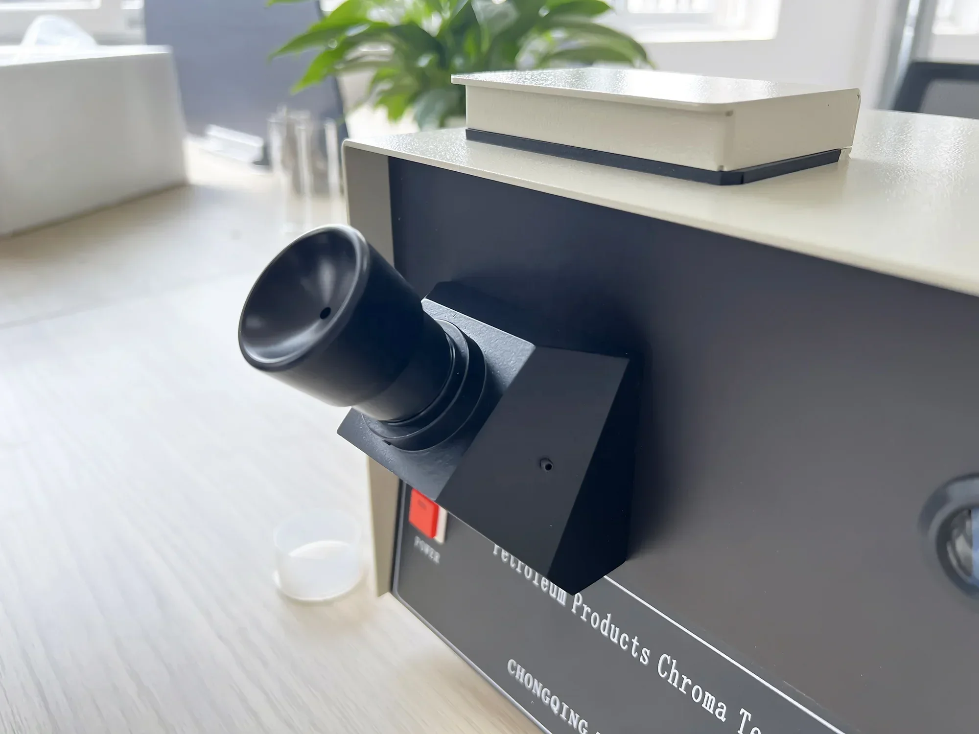 

TP-225 Test the Color of Various Lubricants, Diesel- ASTM D 1500 Color Comparator