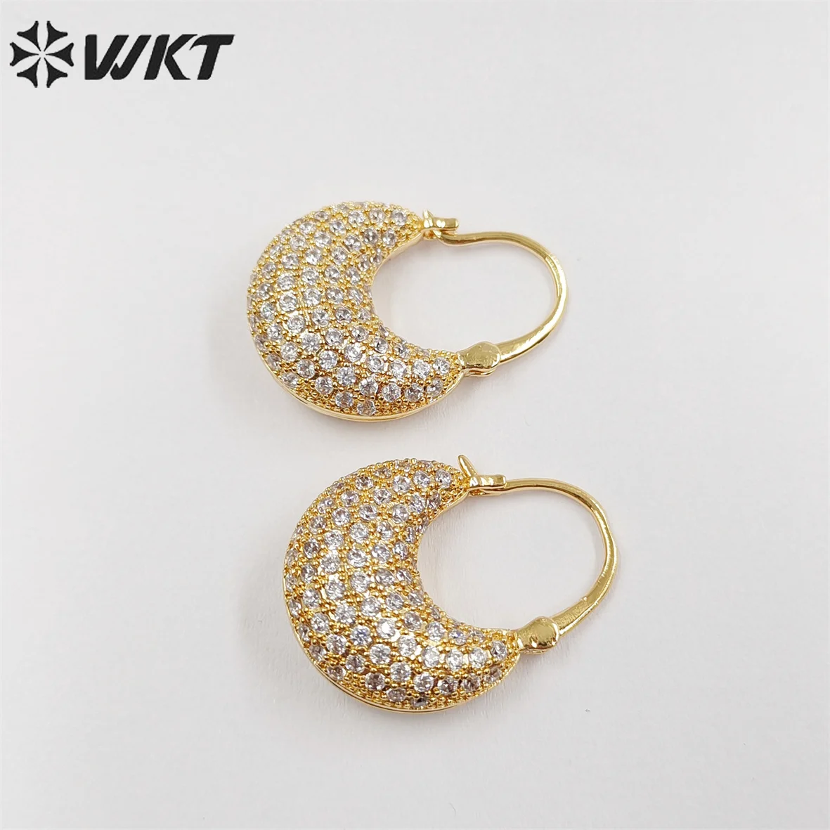 WT-ME086 Wholesale Newest Design Micropave Cubic Zircon Setting Destiny Moon Shape Clasp Earrings Lady CZ Decorative