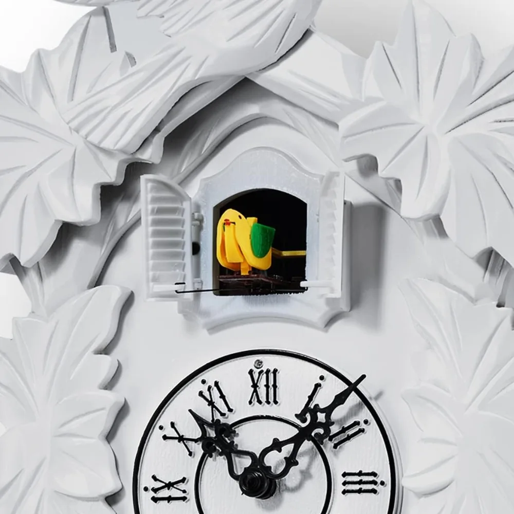 Reloj de cuco blanco tallado a mano con modo nocturno, péndulo oscilante y decoraciones detalladas para elegancia de cronometraje