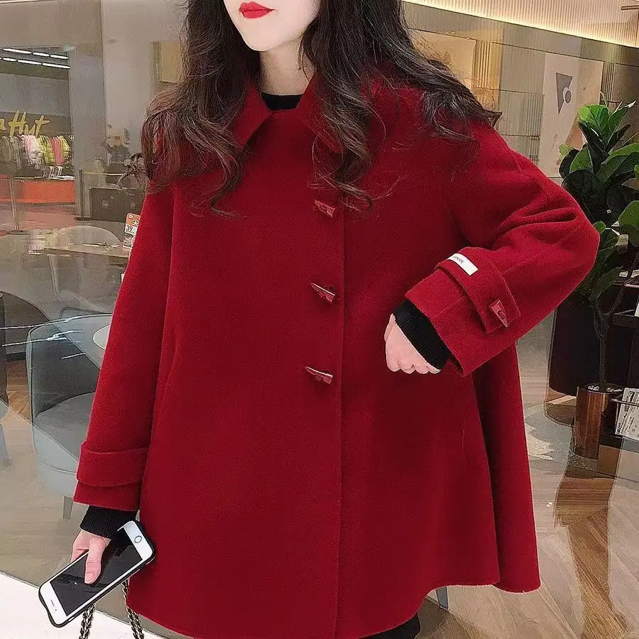 เสื้อโค้ทขนสัตว์สีแดงคุณภาพสูงสำหรับผู้หญิง ฤดูใบไม้ร่วง ฤดูหนาว 2025 แจ็คเก็ตติดกระดุมเขาสัตว์แบบใหม่ เสื้อคลุมแฟชั่นสไตล์เกาหลีสำหรับผู้หญิง