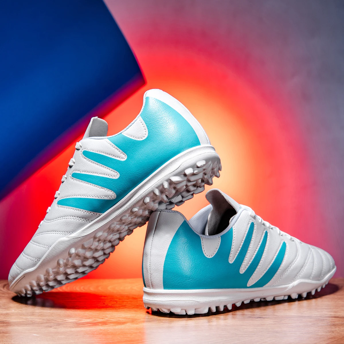 

Дышащие футбольные бутсы для искусственного газона, нескользящие и износостойкие, с мощным сцеплением и надежной поддержкой голеностопа.