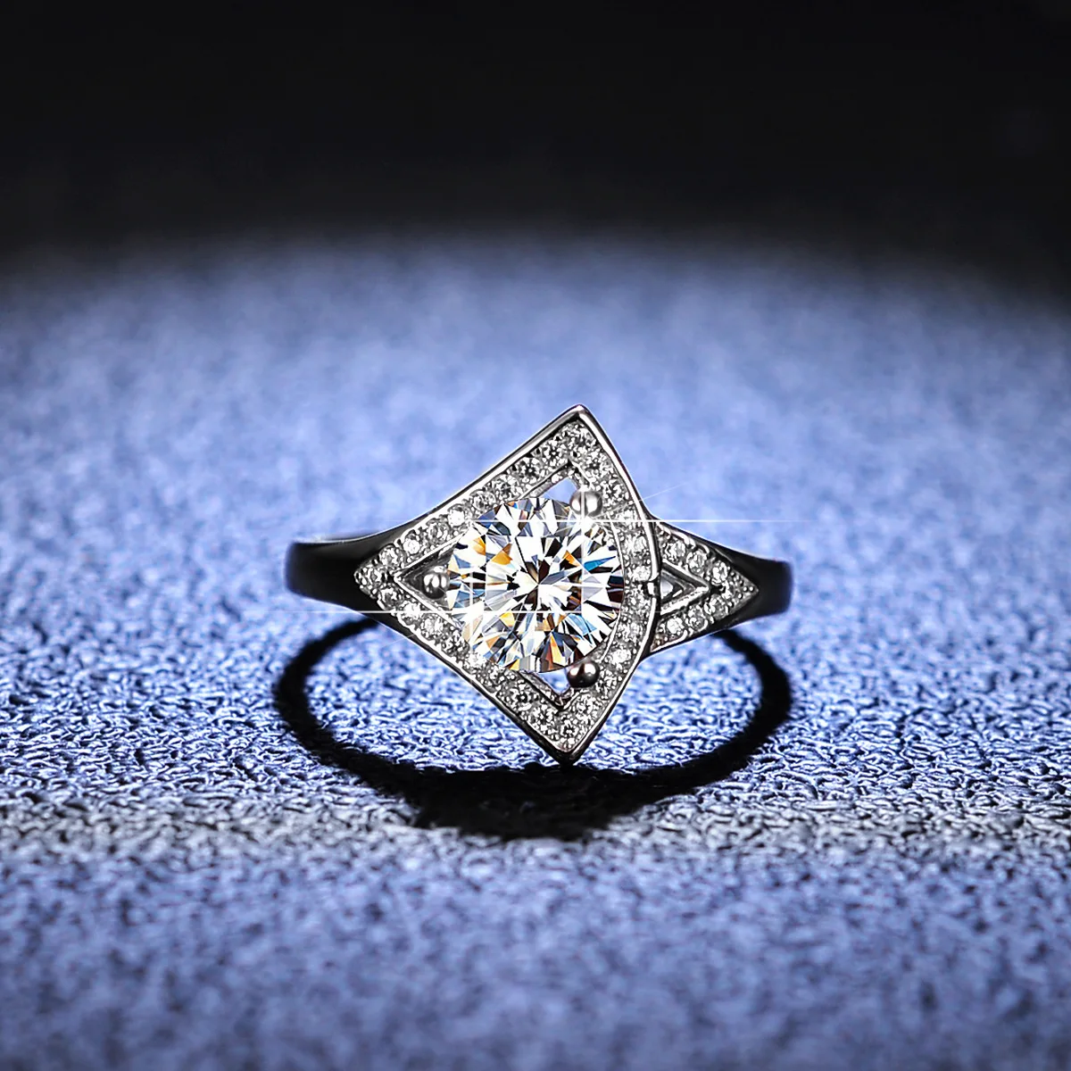 

18K Gold Inlaid Moissanit Diamond Ring for Women, Fashionable and Classic Small Skirt, Fan, Platinum PT950 Diamond Ring