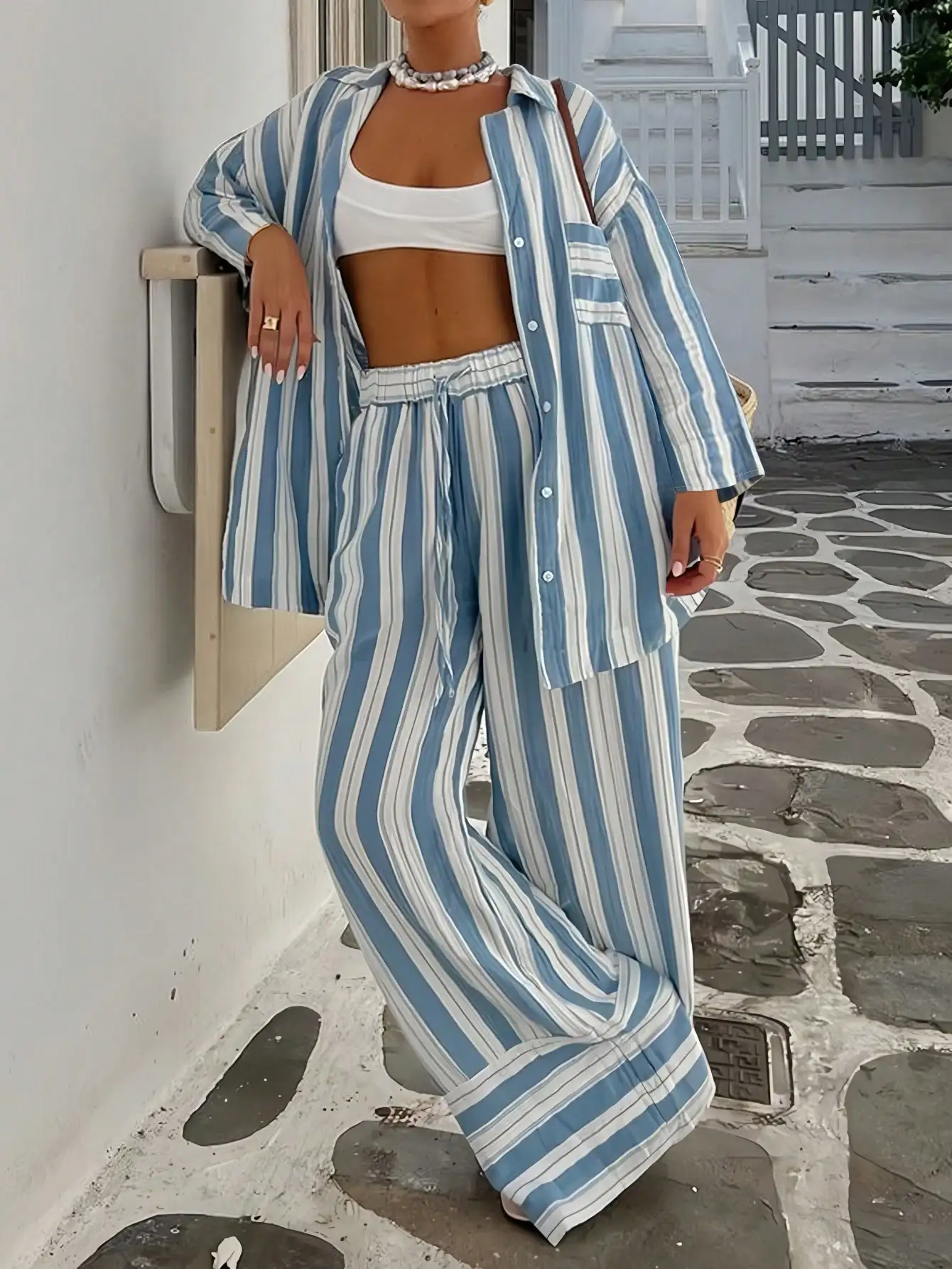 

Комплект: рубашка свободного кроя в сине-белую полоску и брюки с широкими штанинами для пляжного отдыха и повседневной носки