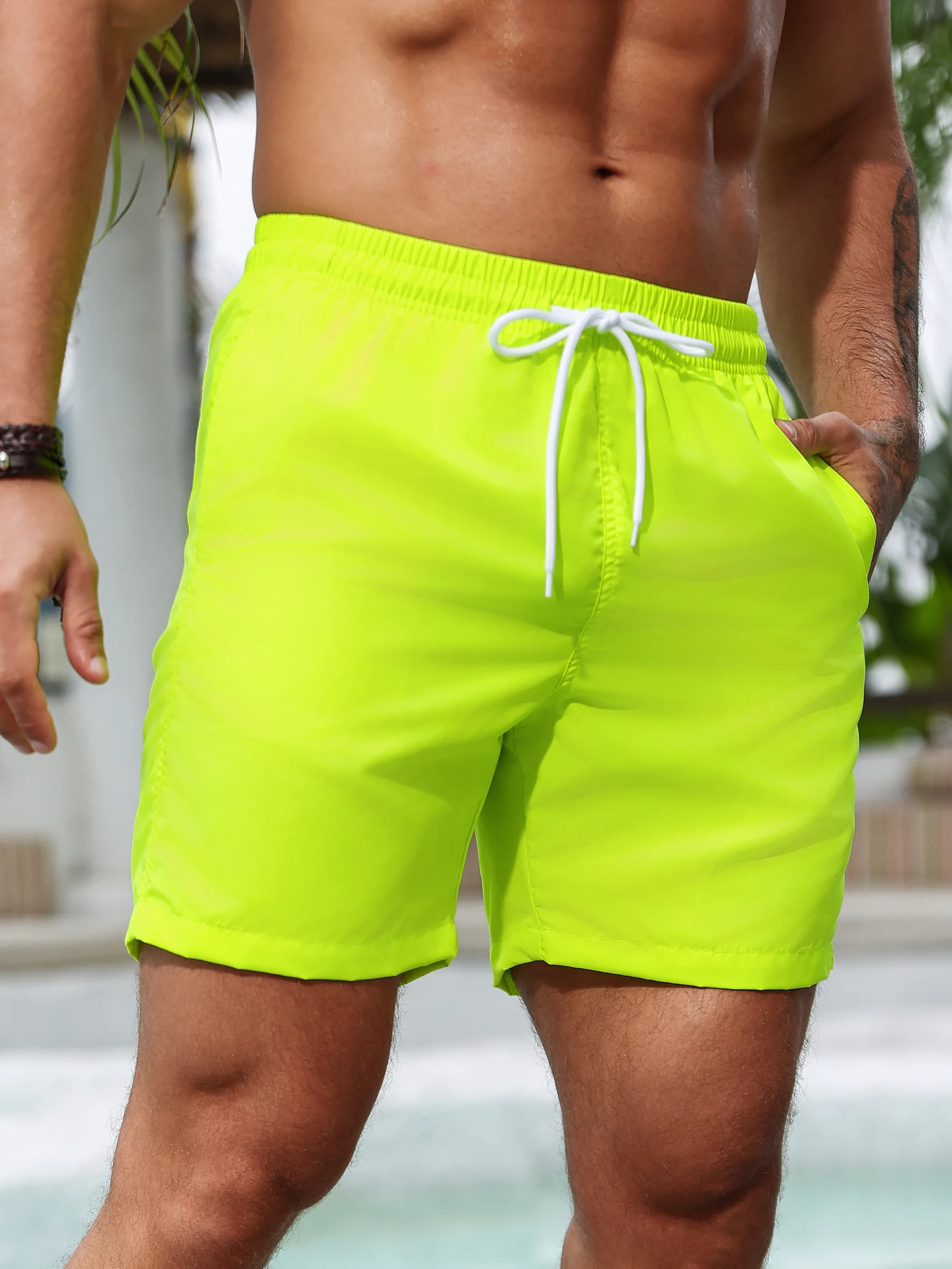 Pantaloncini da spiaggia dai colori fluorescenti per le vacanze estive