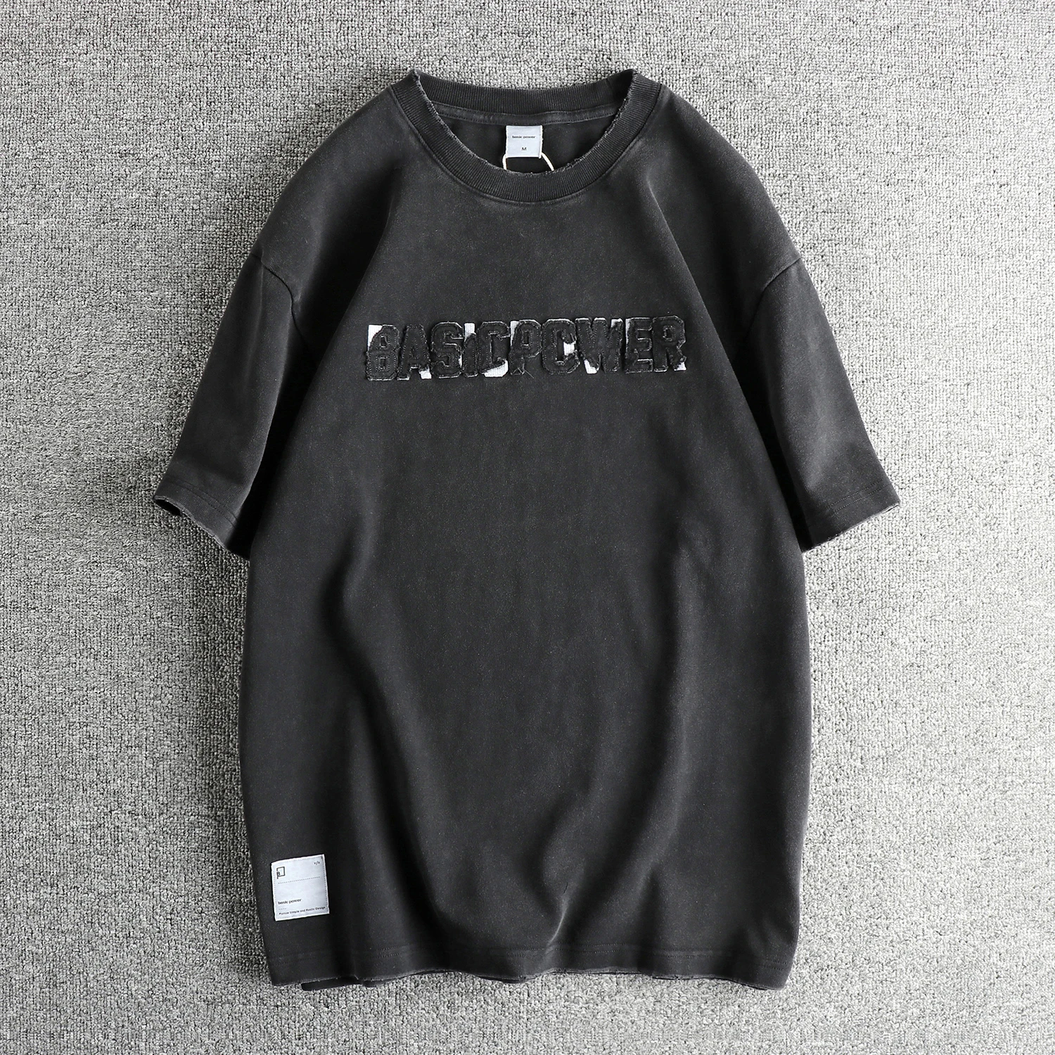 

This summer men's half-sleeved T-shirt features a retro washed-out fabric lettering technique