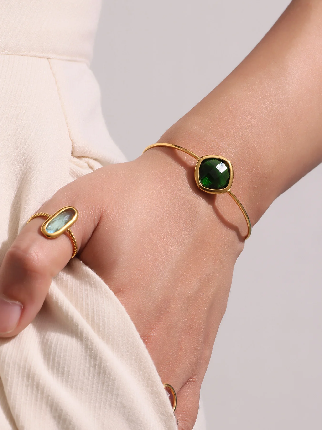 عجلة فيريس سوار بسيط من الفولاذ المقاوم للصدأ للنساء مجوهرات فاخرة مربعة من الزجاج التشيكي المطلي بالذهب والكفة المفتوحة