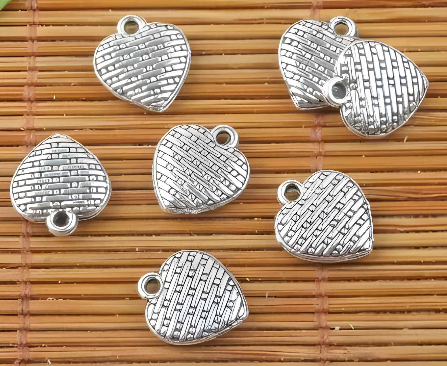 

20pcs 11*10mm, hole:1mm Alloy matel 2sided heart shaped pendants HWH3982