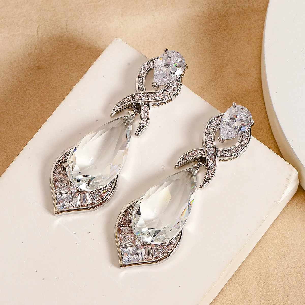 Modische, tropfenförmige, ultraglänzende Ohrstecker und Ohrringe im Zirkonia-Stil, aus 925er Silber, hochwertige Accessoires