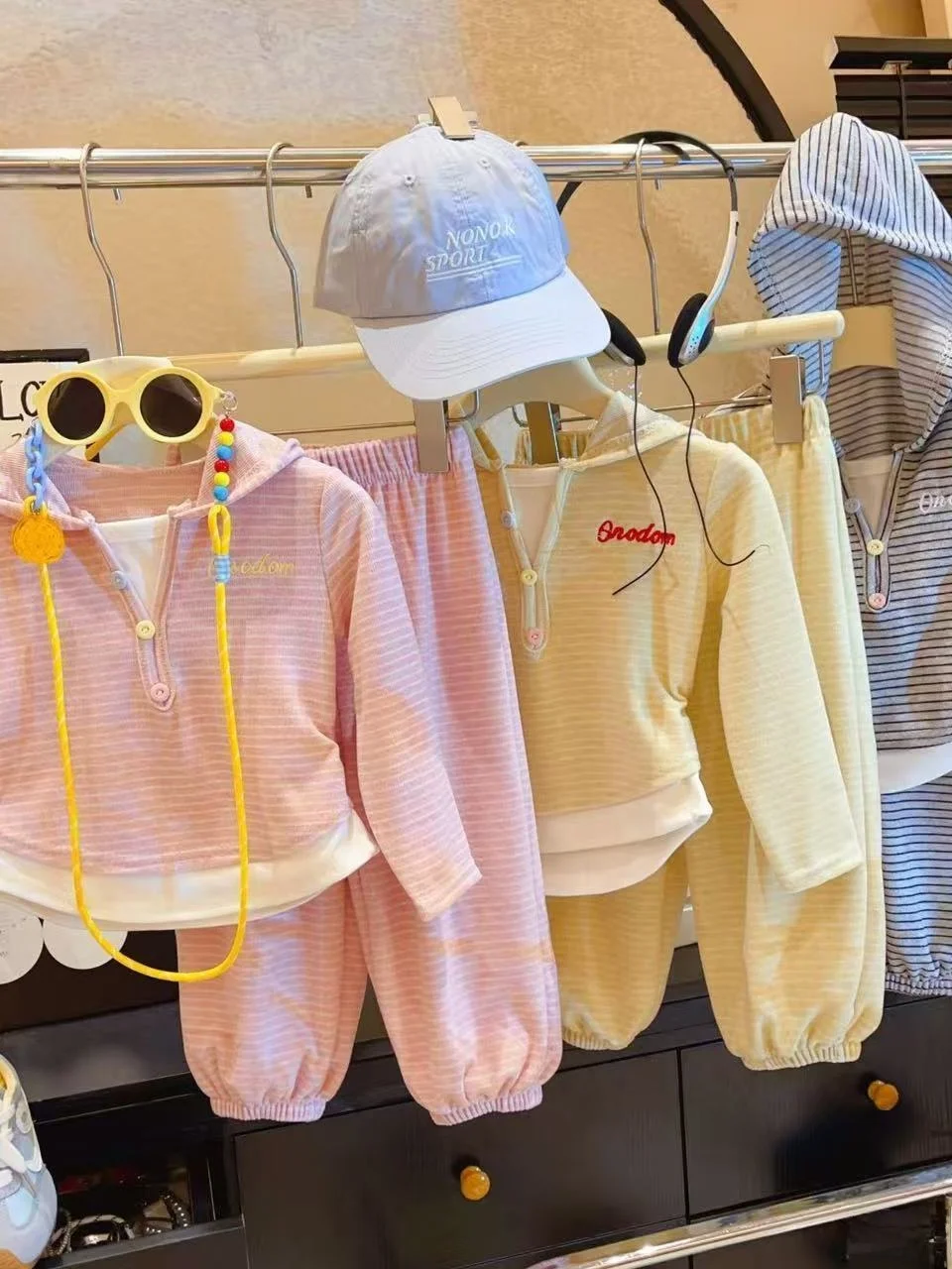 

Удобный весенний спортивный костюм для девочек из хлопка с капюшоном, новинка, прочный, модный, из двух предметов