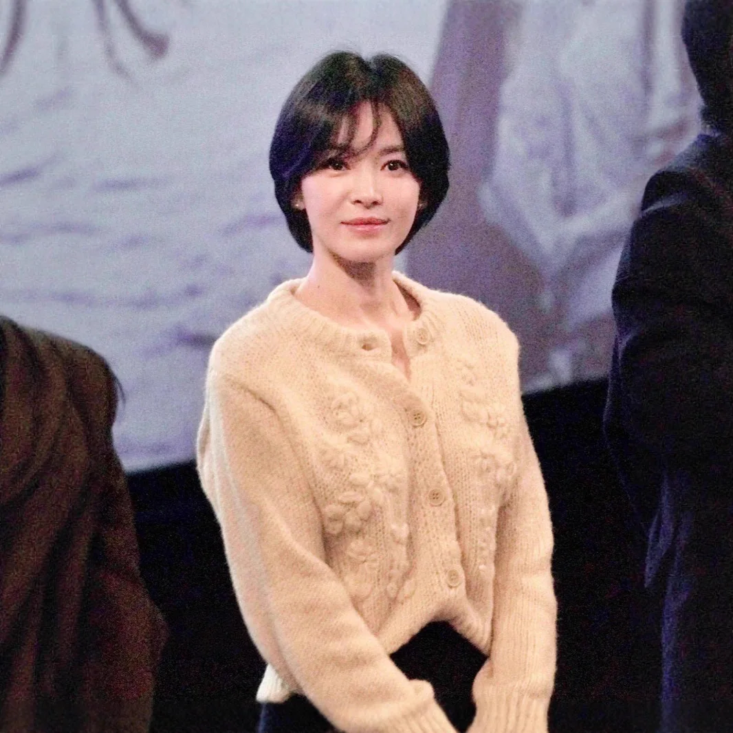 

Свитер с цветочной вышивкой ручной работы, мягкий универсальный корейский женский вязаный свитер с вырезами, обычный тонкий полиэстер F...