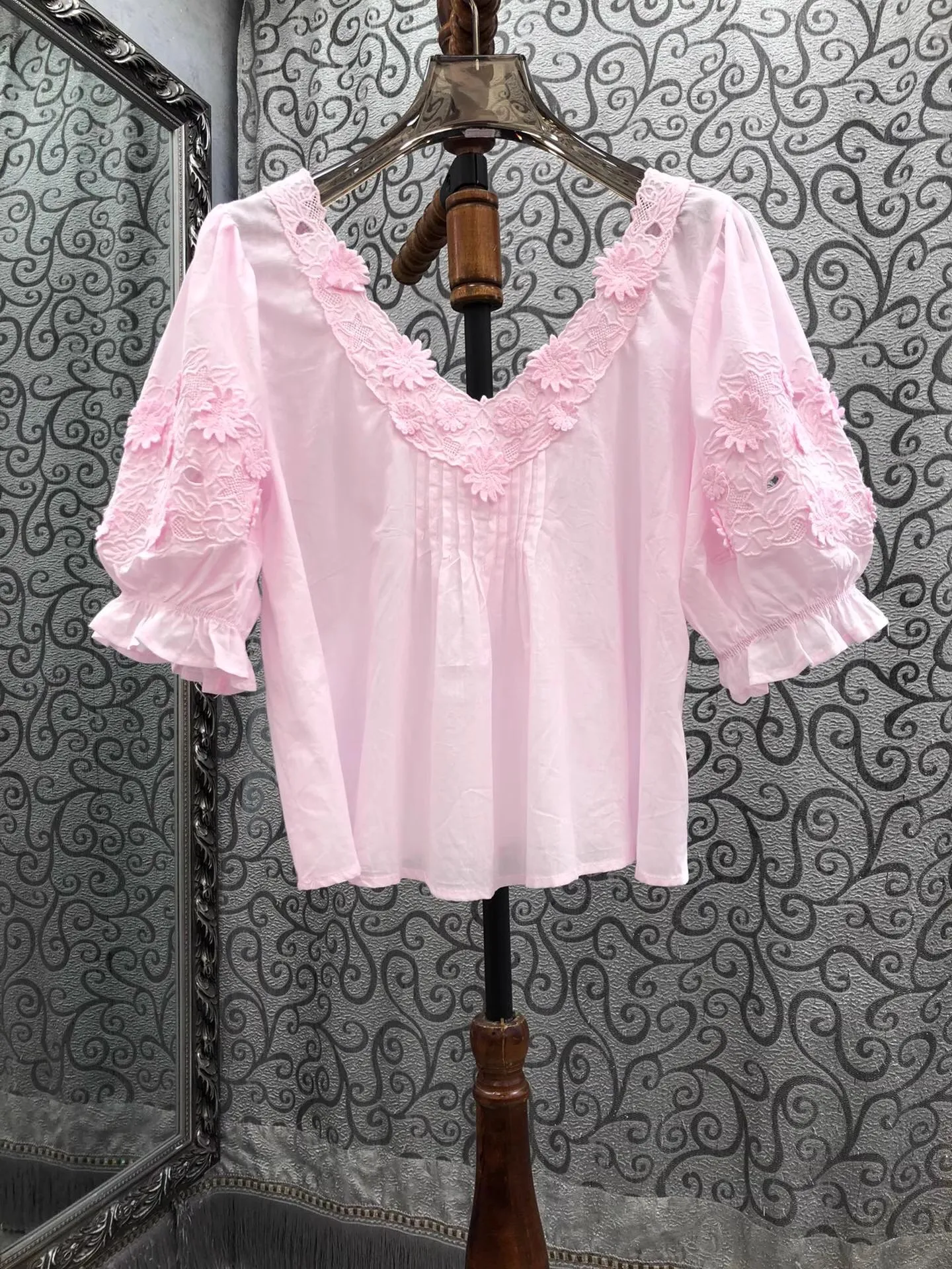 

100%Cotton Tops 2025 Summer Style Lady Sexy V-Neck Luxurious Embroidery Flower Patterns Short Sleeve Pink White Crop Tops Blouse