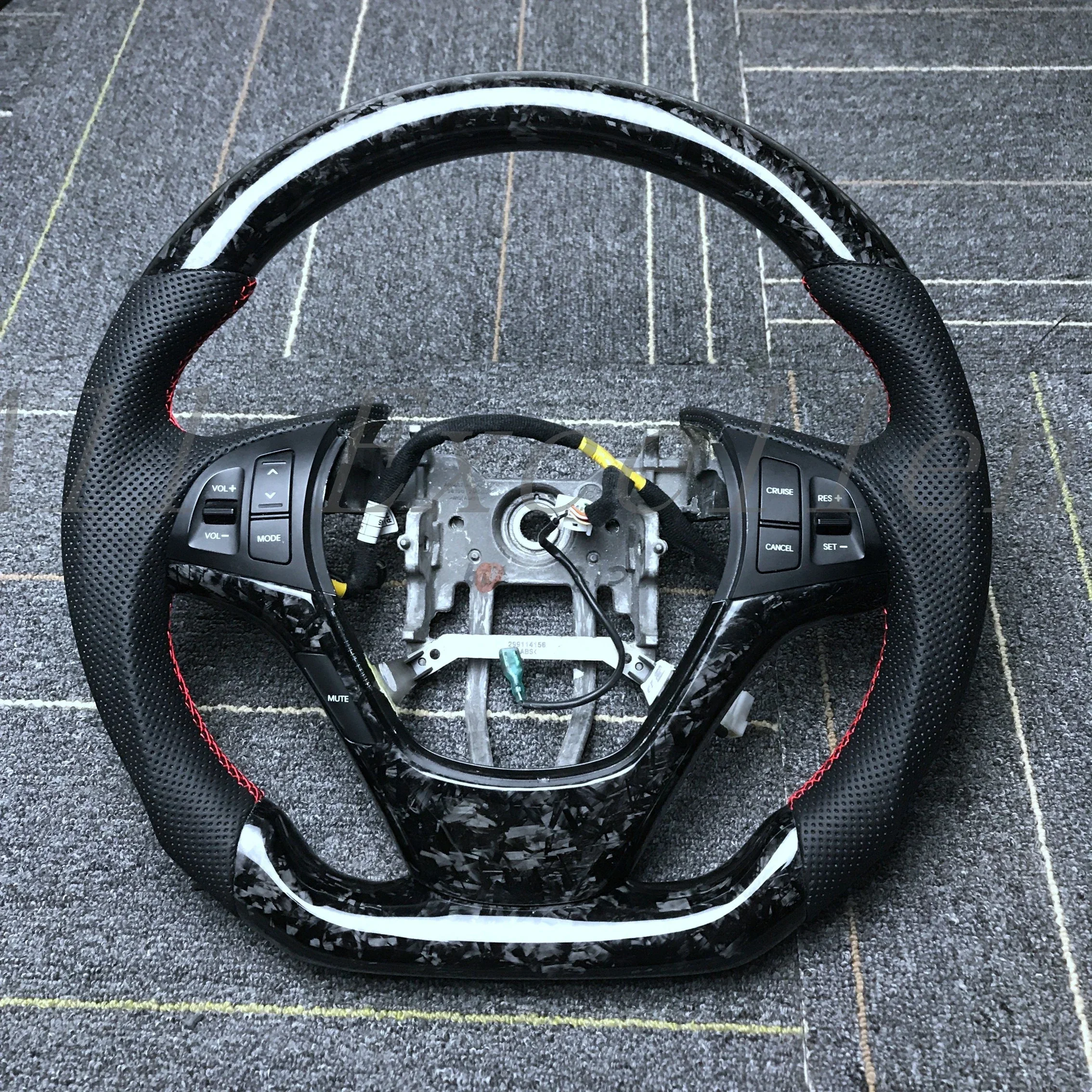 

Изготовленное на заказ кованое/углеродное волокно с перфорированной кожей для рулевого колеса Hyundai Rohens Coupe Genesis