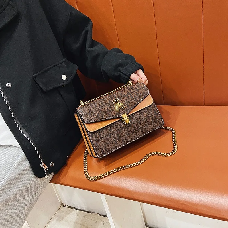 ‌ حقيبة مربعة جديدة مطبوعة بأحرف لعام 2025، محفظة كروس/كتف، حقيبة يد واسعة للنساء، إكسسوار يومي عصري ومتعدد الاستخدامات