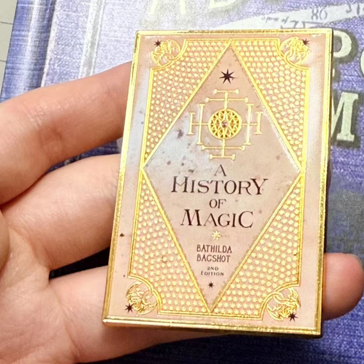 Anime Magic Boy Brosche, Cartoon Magic History Book Abzeichen, Fan-Kollektion, Geburtstagsgeschenk