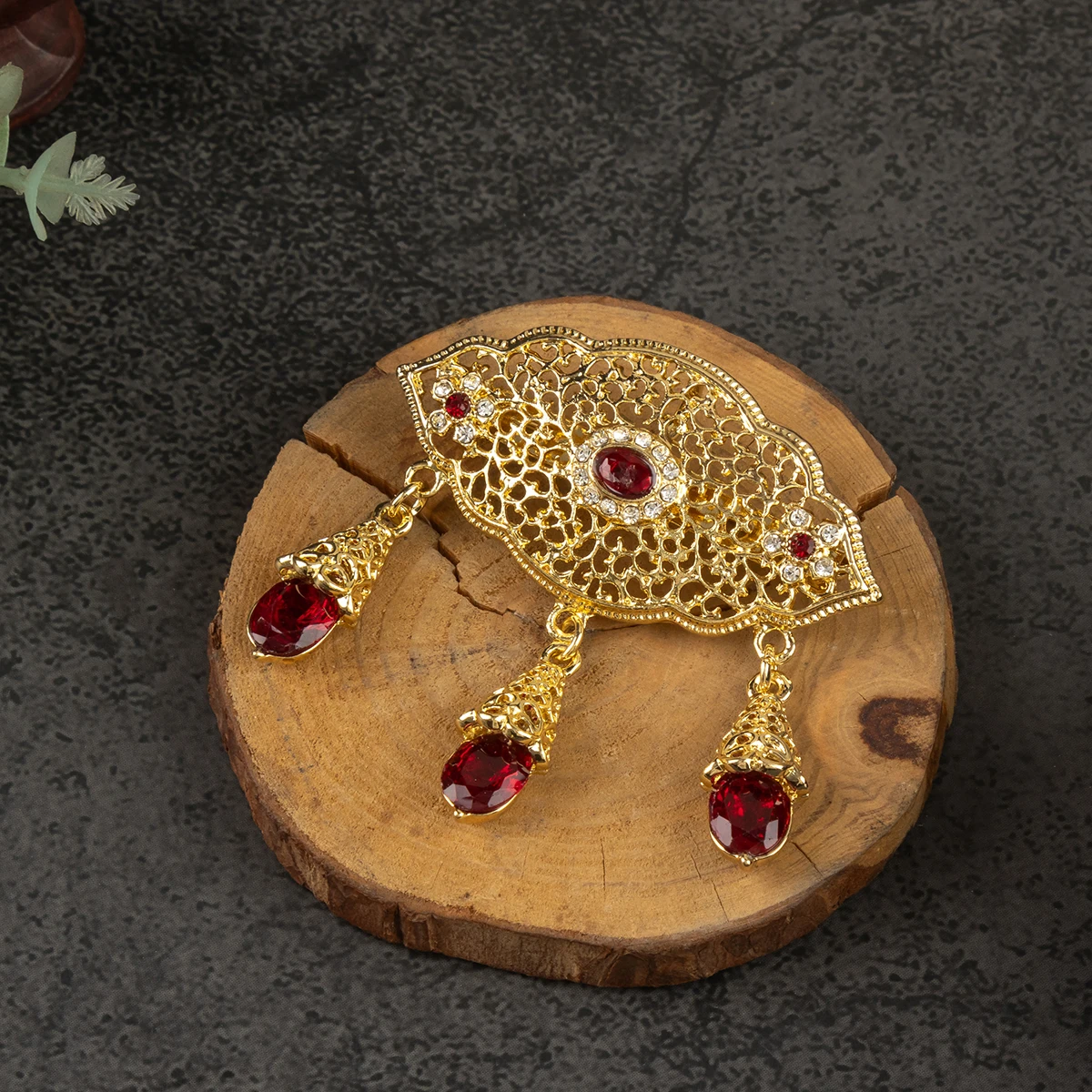 يتميز القلادة الصغيرة المستديرة المعدنية المجوفة بتصميم رائع ورائع وهو بروش للعروس المغربية الفاخرة