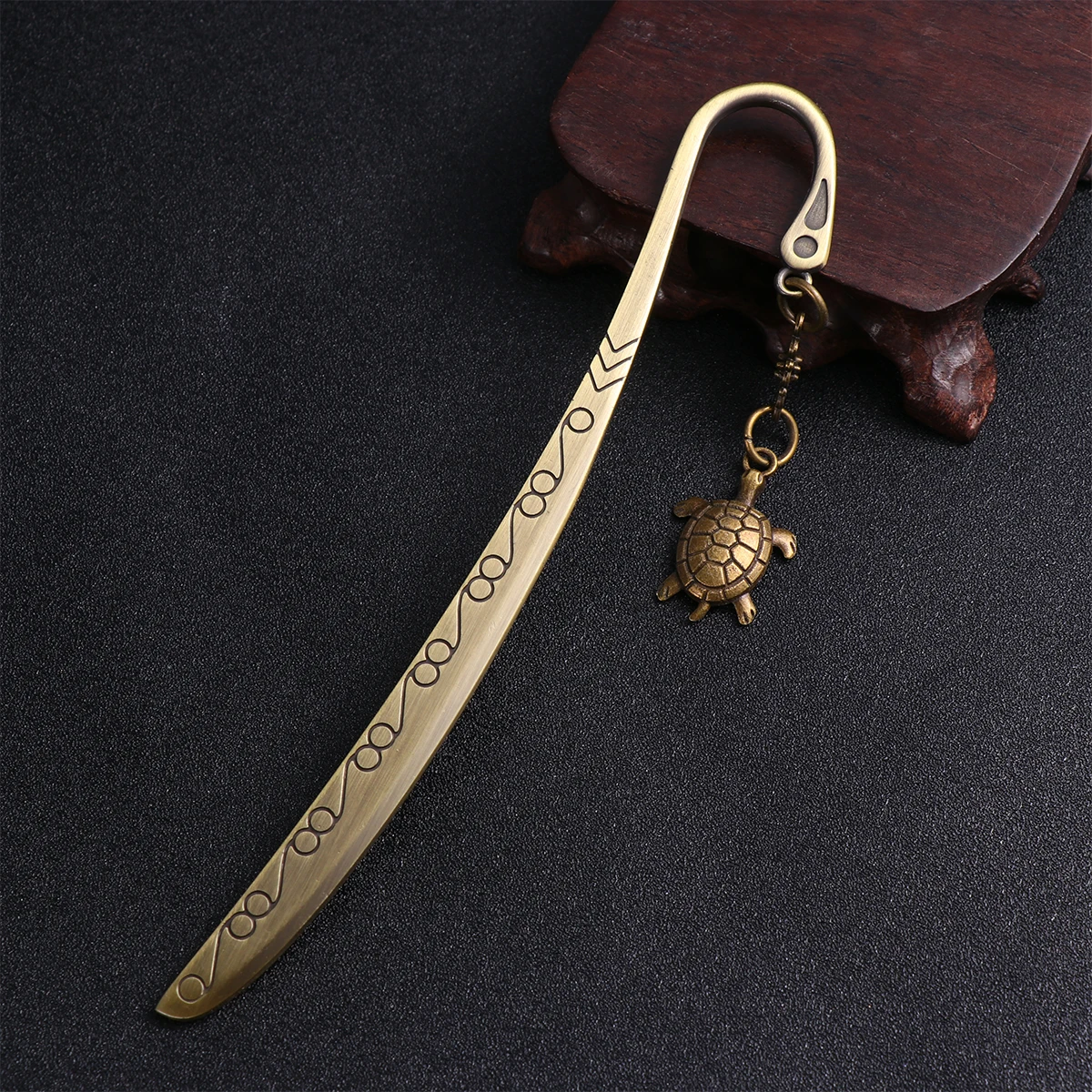 Рисунок 3 - металлическая закладка с подвеской в виде животного