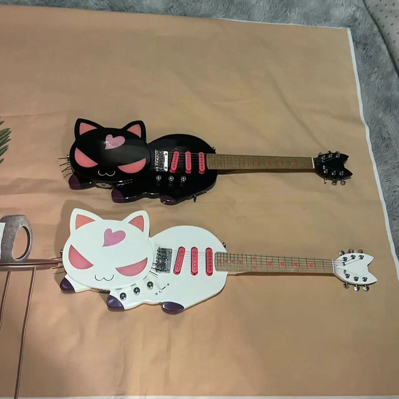 In stock, 6-chord cat shaped electric guitar, black body, luminous inlaid fingerboard, with real shipping pictures, order immedi