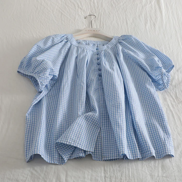 

Синяя клетчатая рубашка с коротким рукавом для женщин, летний дизайн, милый топ для маленьких девочек, модная повседневная рубашка из смесового хлопка, не старящая образ, для любого возраста.
