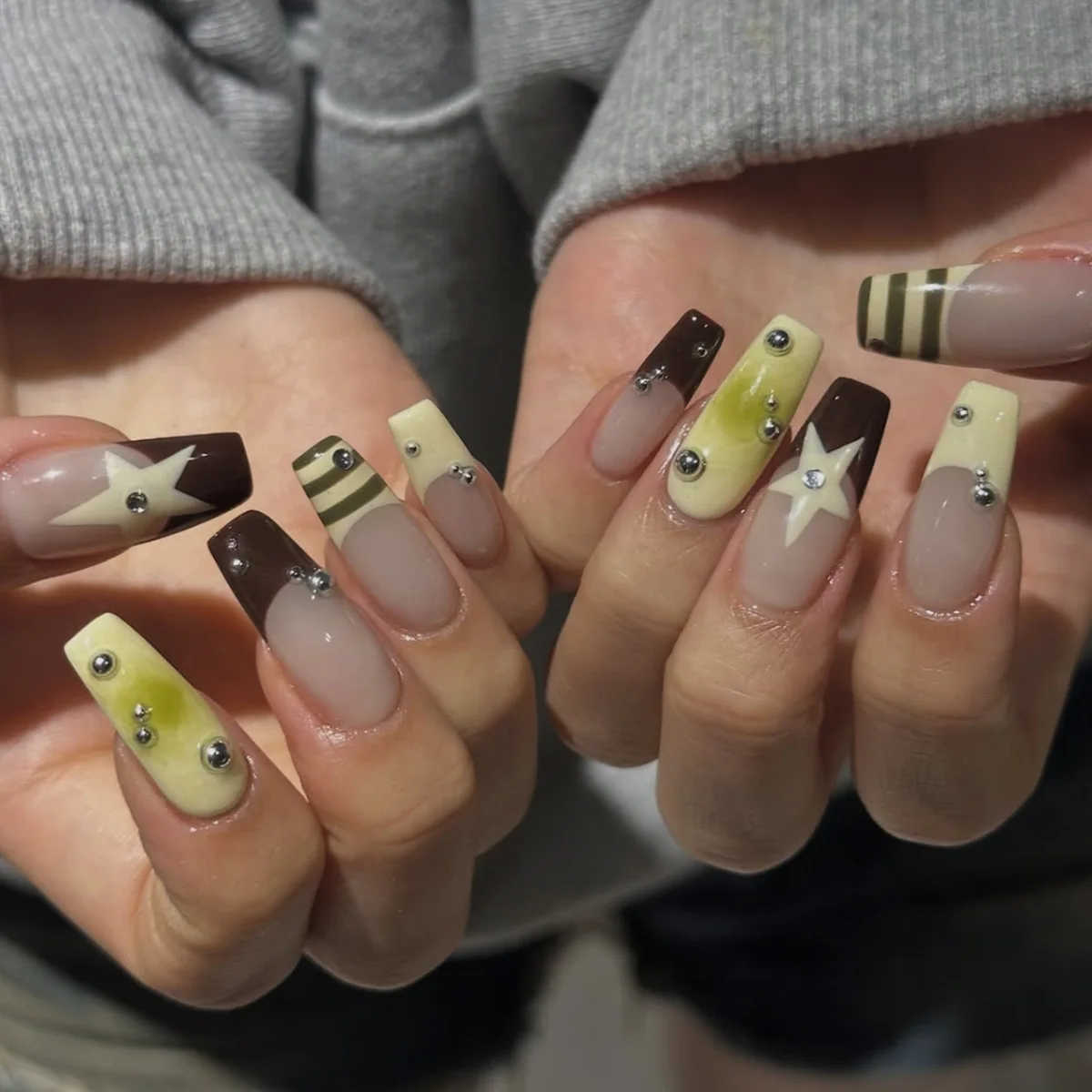 

24 шт. накладных ногтей Y2K Sweet Stars с синими и коричневыми полосками, французский стиль, дизайн с волнистыми точками, осенние винтажные накладные ногти