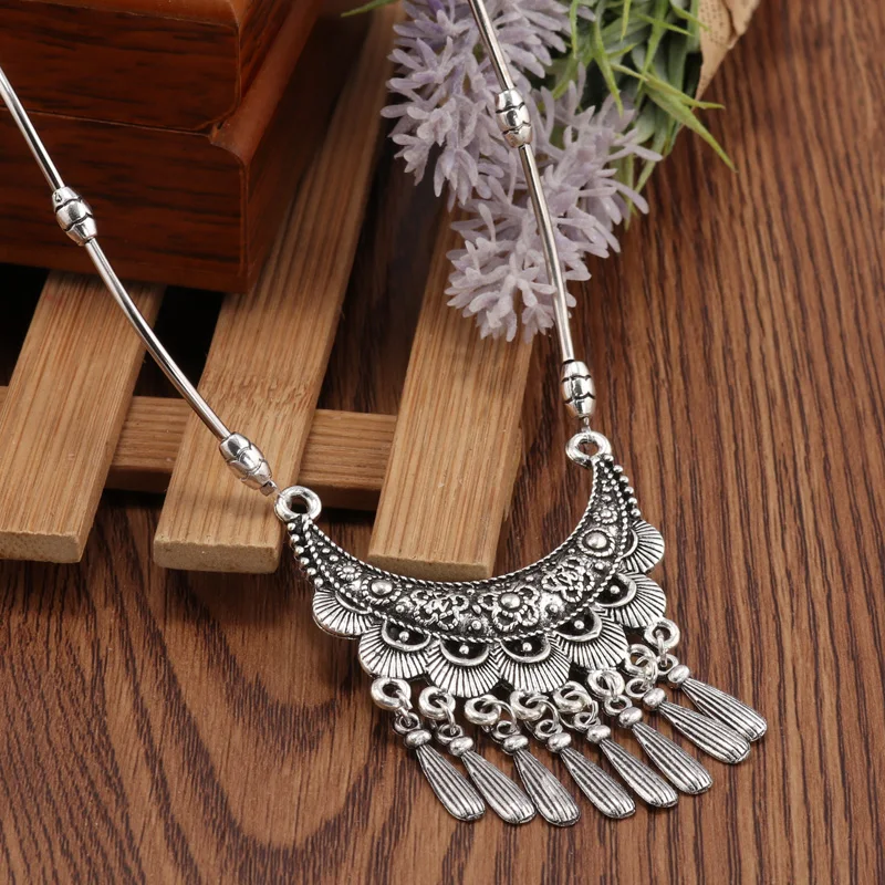 Aussage Ethnische Vintage Tibetischen Silber Farbe Halsketten Runde Münze Geschnitzte Blumen Anhänger Halsketten Für Frauen Tribal Schmuck