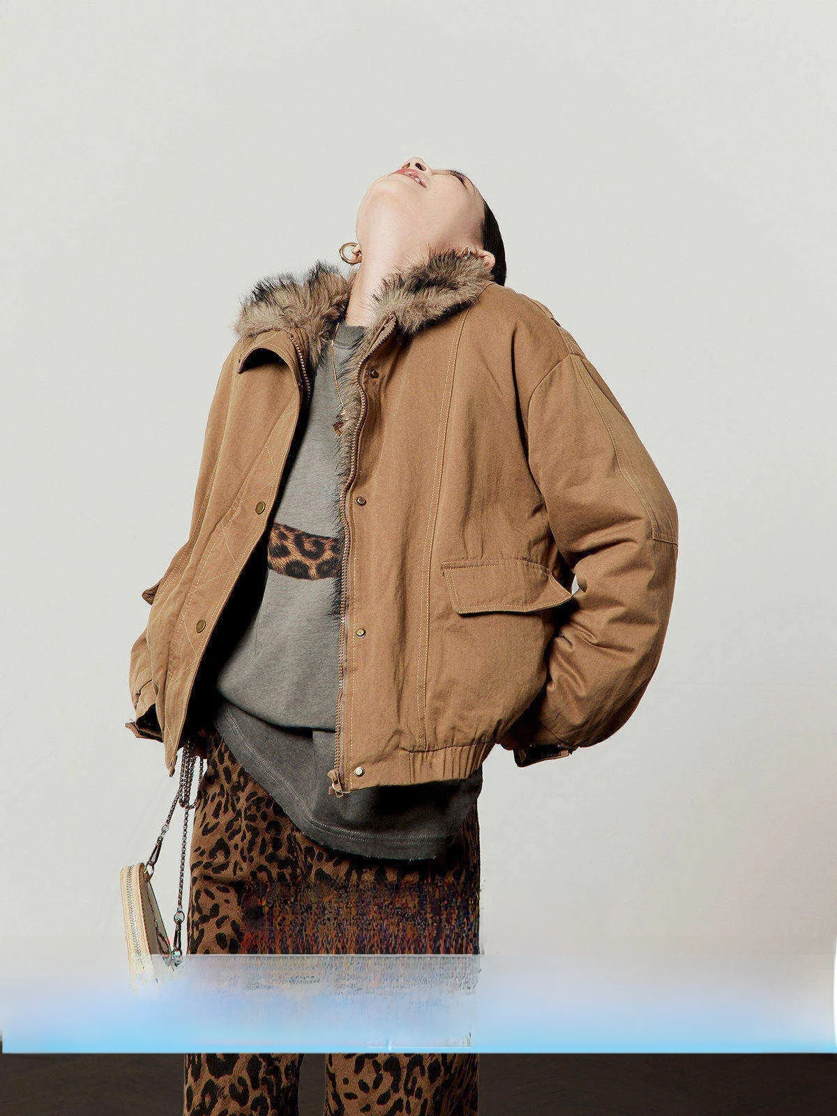 

Коричневая женская куртка свободного кроя в винтажном стиле с воротником-стойкой и меховыми вставками от Zhou Li Wu