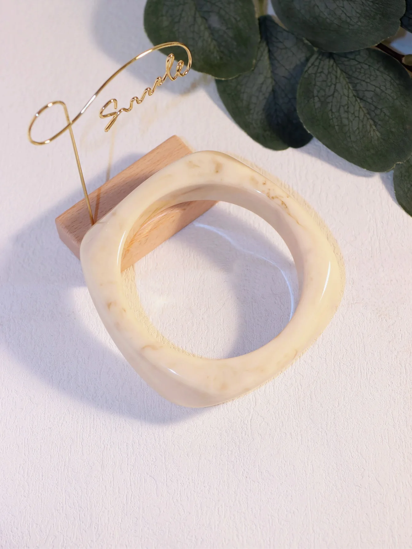 شيك غير النظامية هندسية مكتنزة واسعة الكفة الإسورة سوار للنساء الحلو الاكريليك الراتنج بيان زوجين هدايا مجوهرات الحفلات