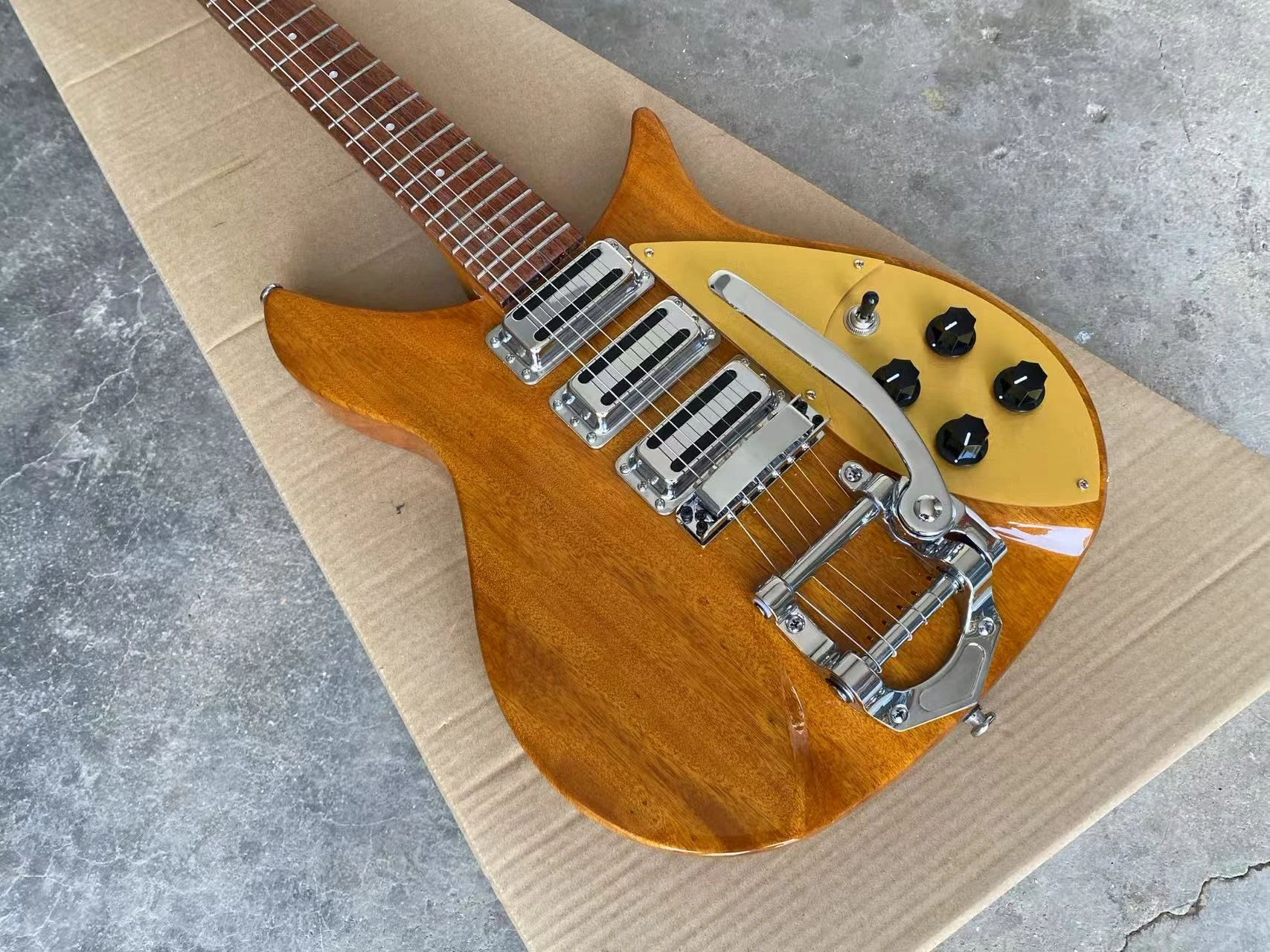 Guitarra eléctrica 325, cuerpo de caoba de Color amarillo claro, puente trémolo, golpeador de Color dorado, Guitarra tres Mini pastillas Humbucker