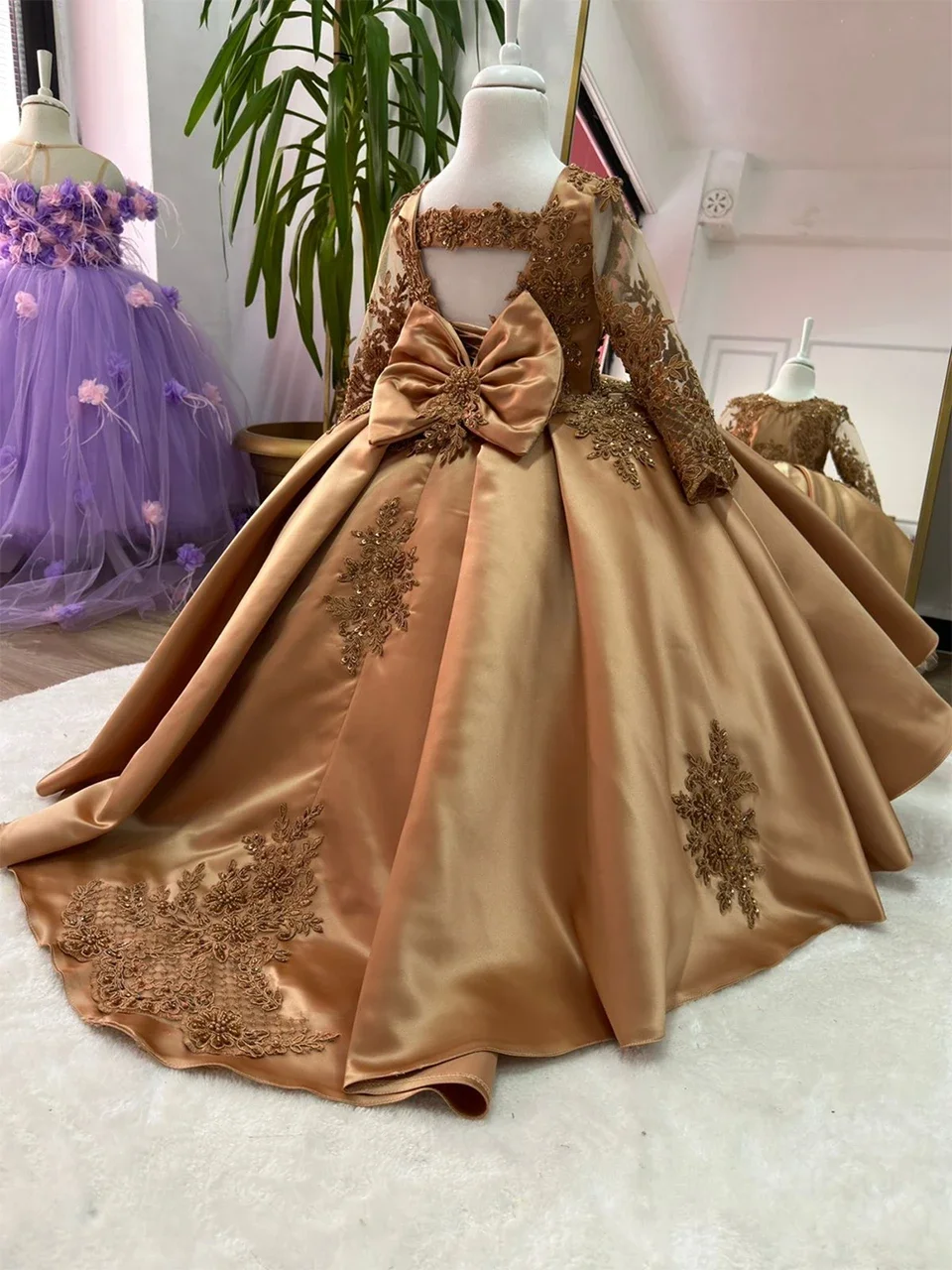 Maßgeschneidertes 2026 Satin O-Ausschnitt Langarm Ballkleid mit Schleife, rückenfrei, Applikationen, Blumenmädchenkleid mit Schleppe, Erstkommunionkleid – Detail 5