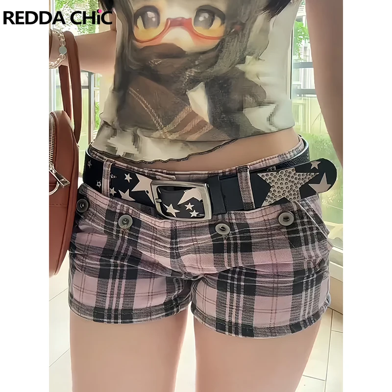 

ReddaChic Женские джинсовые шорты с нашивкой на пуговицах, розовые клетчатые шорты с низкой талией, облегающие джинсовые шорты трапециевидной формы Gyaru Y2k, летняя одежда в стиле ретро