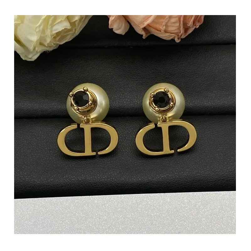 

New Alphabet High Fashion Pearl Earrings Classic Light Luxury Niche Design Stud Earrings