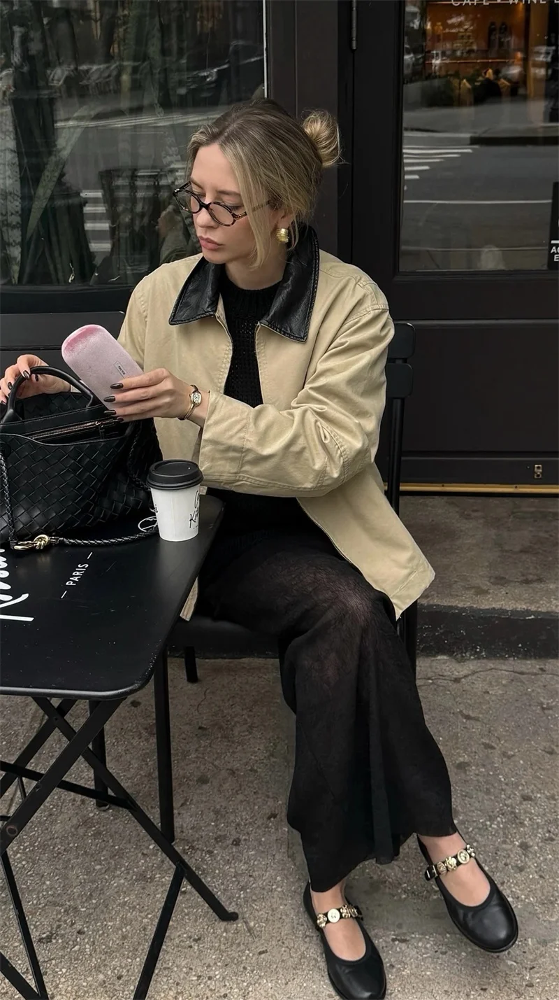 Un simple abrigo de otoño informal y moderno con efecto de cuero artificial y patchwork de solapa.