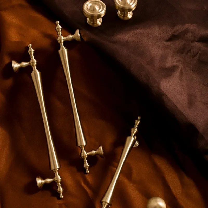 Massive antike Messing-Schrankgriffe, Kleiderschrankgriffe, Schranktürknöpfe, Küchenschrankgriffe, luxuriöse Möbelgriffe – Detail 1
