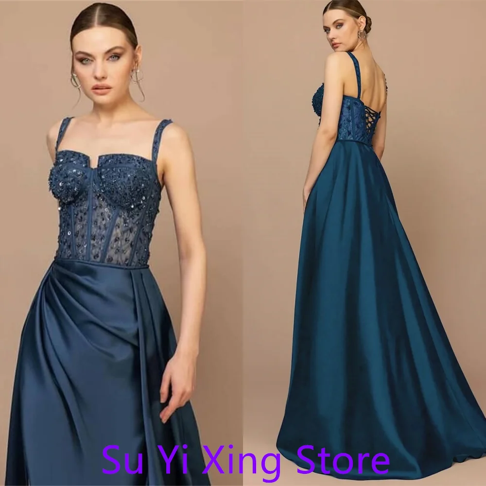 Vestidos de celebridades de satén puro exquisitos personalizados, vestido de fiesta de lujo sin tirantes con tirantes finos y abertura lateral de cristal con cordones en la espalda