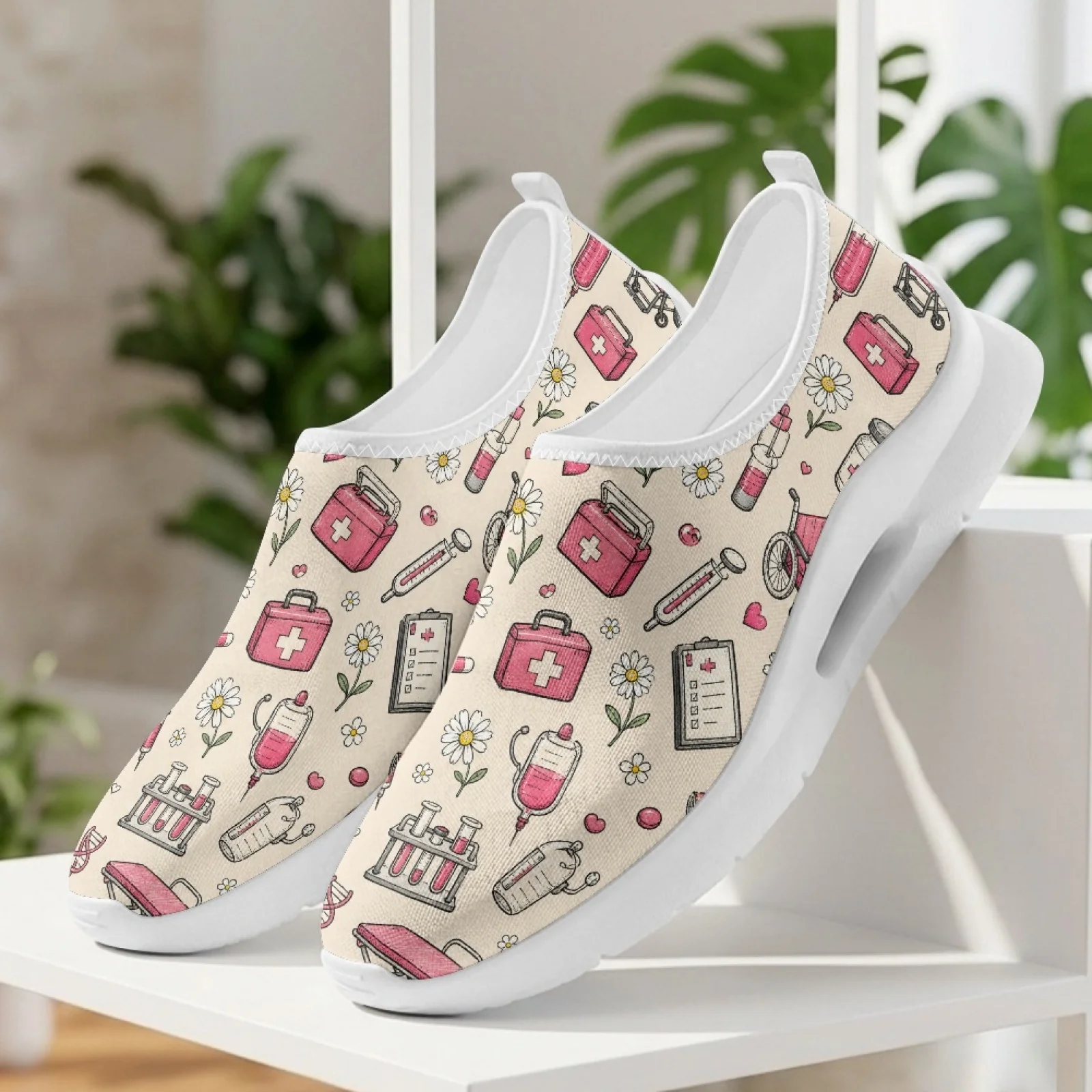PENSTROLL Medical Daisy Print Walking Shoes Nurse Shoes for Women Low Top Lightweight Low-top Fashion Sneakers